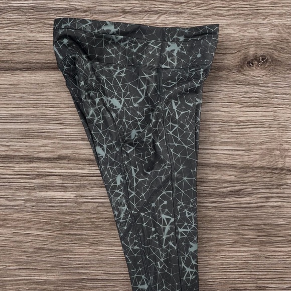 Lulelemon Black & Gray Constellation Print Wonder Under 7/8 Length Leggings 4 - Picture 9 of 16